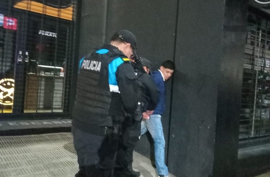 Intentaba abrir puertas de comercios y fue detenido