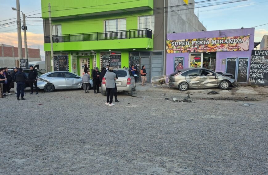 Por un pozo, perdió el control y chocó a tres vehículos