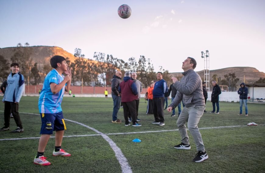 Luque visitó un club de Comodoro y valoró el efecto de haber invertido en infraestructura deportiva durante su gestión