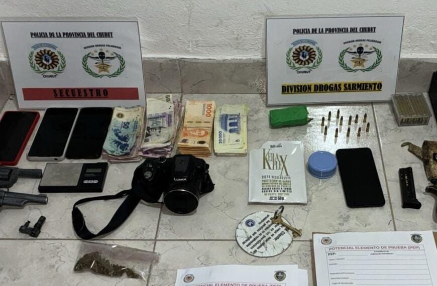 Secuestran drogas, armas de fuego y dinero en efectivo durante un operativo en Sarmiento