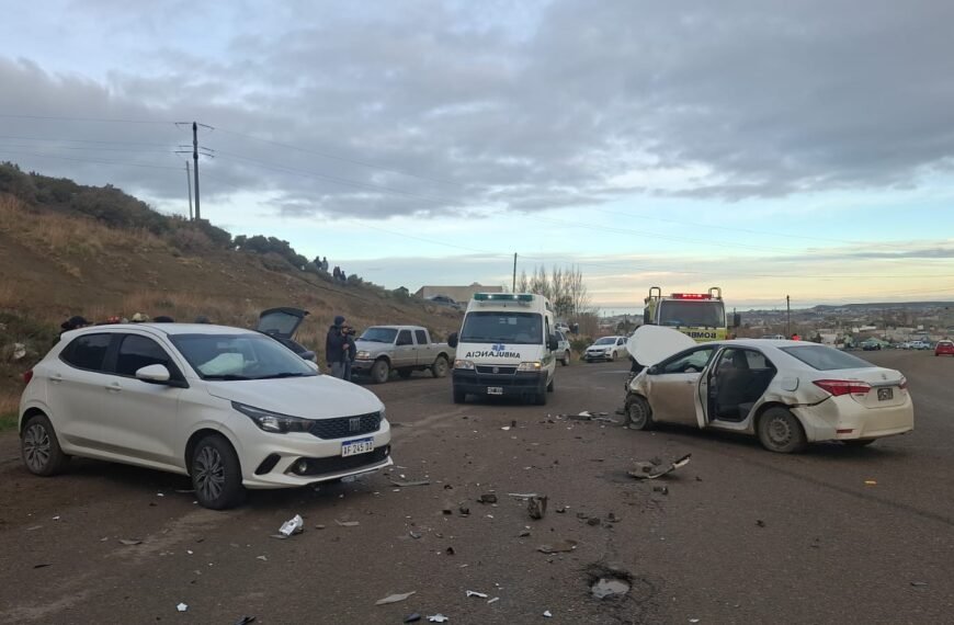 Una mujer herida tras choque frontal en el Roque Gonzalez