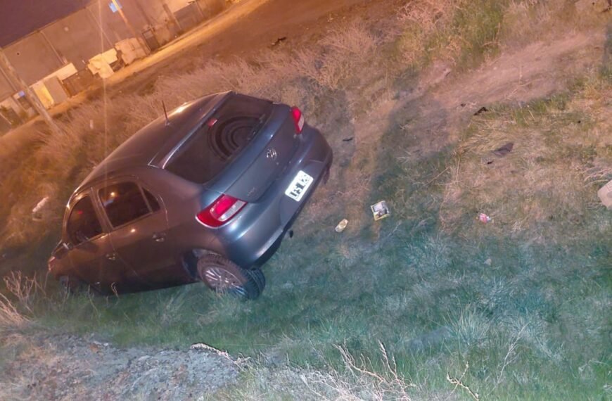 Perdió el control del vehículo y terminó en un desagüe