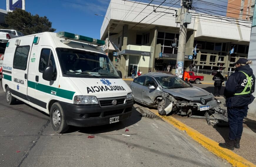 Colectivo sin control: Chocó a tres vehículos en pleno centro
