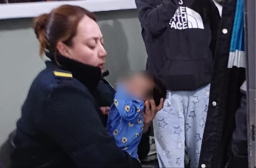 Una policía salvó a un bebé de dos meses que no podía respirar