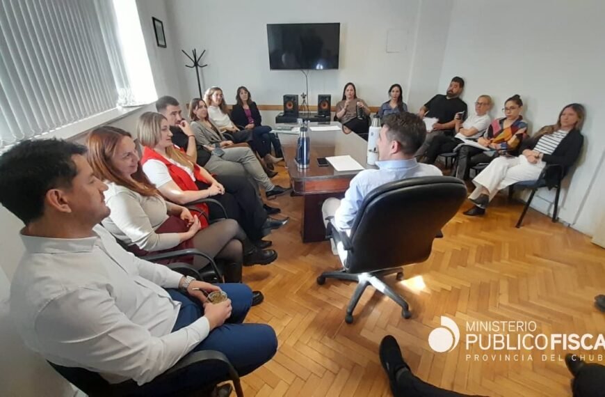 Reunión entre el fiscal Jefe y Funcionarios de fiscalía