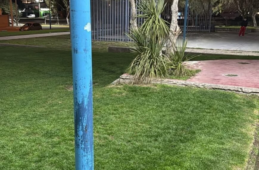 Un niño recibió una descarga eléctrica en una plaza y fue hospitalizado