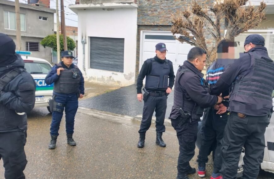 Una pareja detenida por intentar robarle a un repartidor y provocar daños en la vivienda que alquilaban