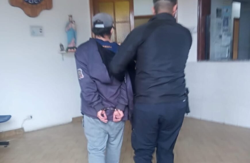 Intentó sustraer un pantalón de una tienda y fue detenido