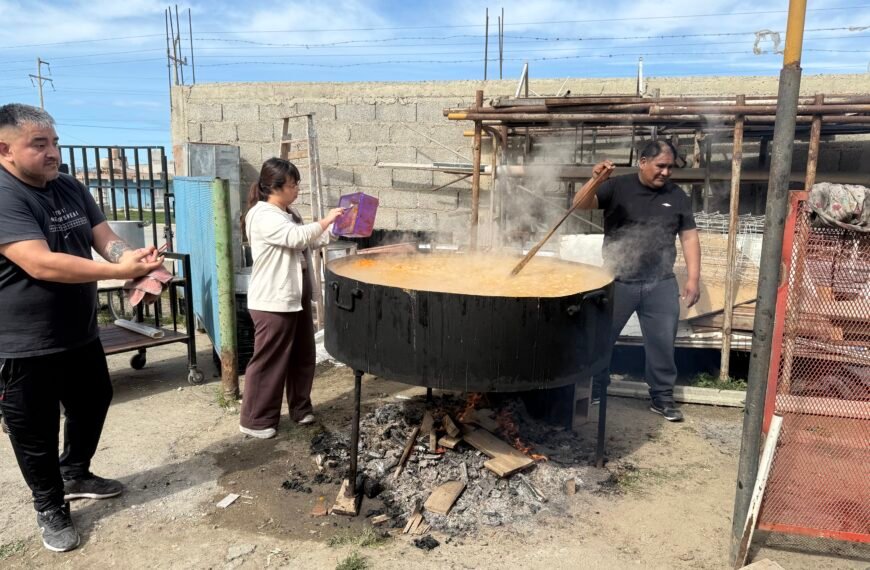 Entregaron más de mil porciones de locro en la olla solidaria del Tabernáculo de la Fé