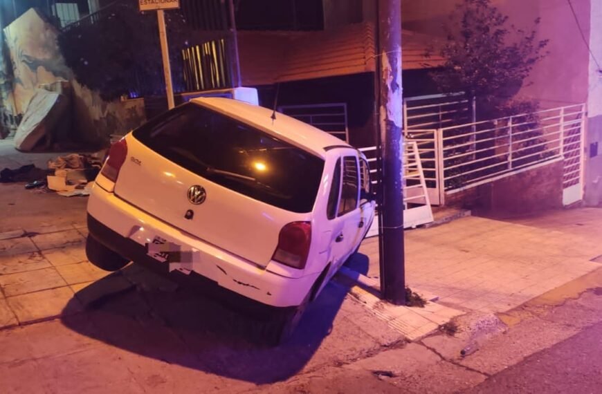 Se le soltó el freno de mano y el auto terminó contra una vivienda