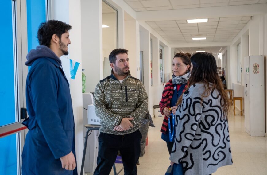 Infraestructura municipal se reunió con autoridades del Biología Marina para analizar la obra de la captación de agua de mar