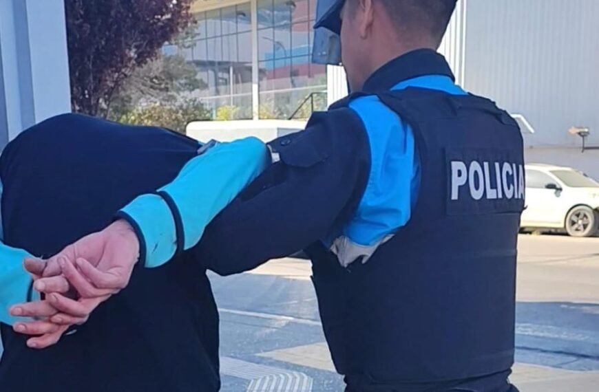 Fue a realizar una consulta a la comisaría y quedó detenido