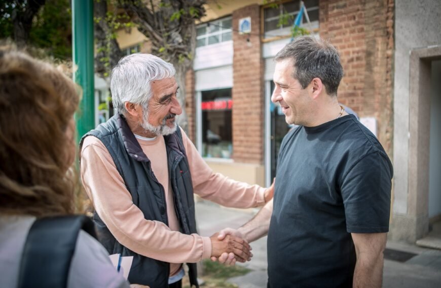 Juan Pablo Luque recorrió comercios de Gaiman y escuchó la dura realidad que atraviesa la comunidad