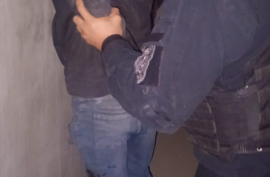 Se acostó a dormir y un amigo lo prendió fuego