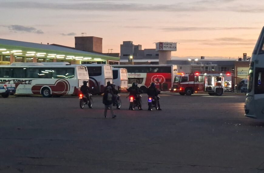 Hinchas de Deportivo Madryn incendiaron un colectivo tras frustrarse el viaje