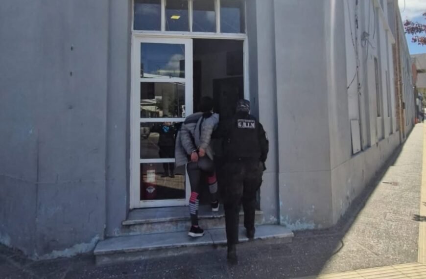 Consumía bebidas alcohólicas en un supermercado y quedó detenida por tener pedido de captura