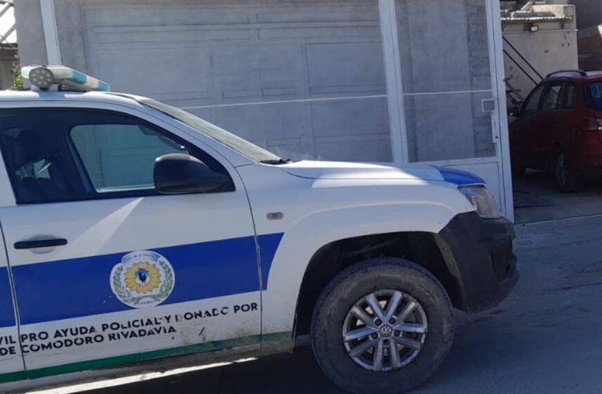 Manipulaba un arma de fuego y se pegó un tiro en la mano