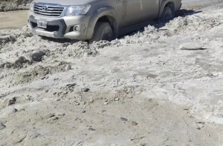 La camioneta fue hallada en medio del barro y cerrada con llave
