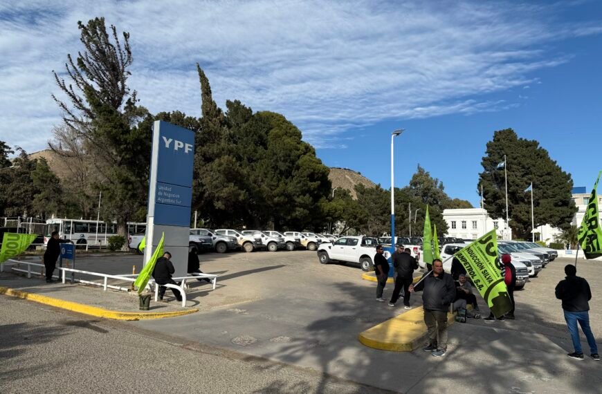 Trabajadores de la construcción reclaman en YPF por por falta de pago