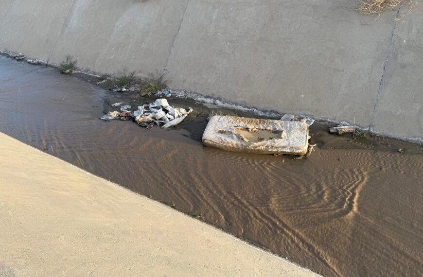 Preocupa la basura arrojada en canales evacuadores