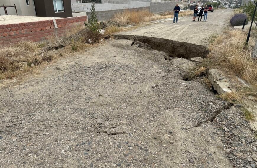 Una calle se hundió en la Zona de la Ex Caballeriza