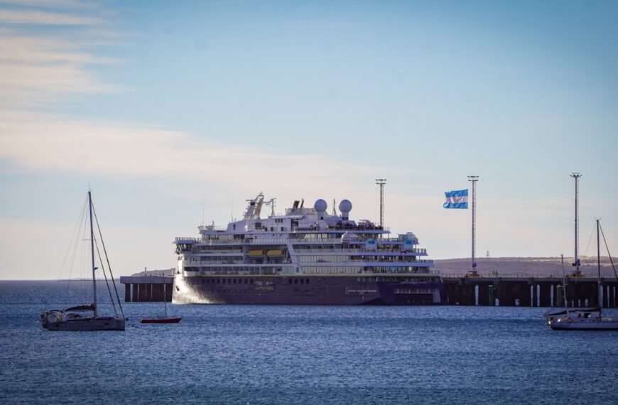 Comenzó la temporada de cruceros con el arribo del National Geographic Endurance