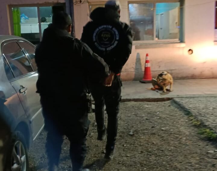 Dos detenidos por romper una vidriera con una maza y robar elementos
