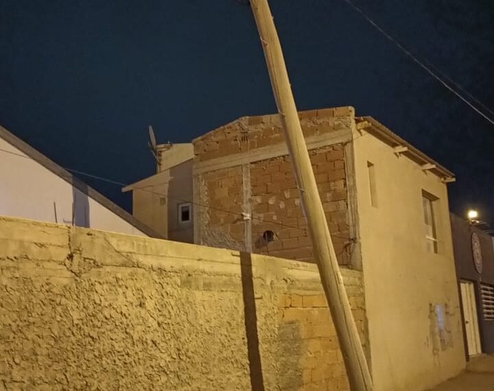 Un vecino solicita ayuda por un poste de telefonía que está a punto de caer sobre su vivienda