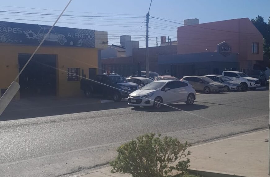 Vecinos denuncian que una agencia de autos ocupa las veredas y no pueden circular peatones