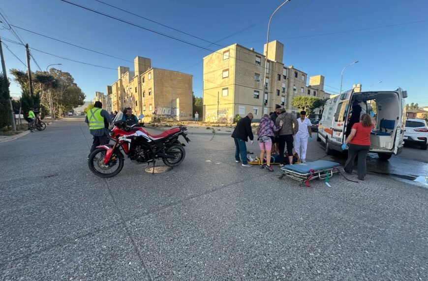 Motociclistas lesionados tras choque en barrio Pueyrredón