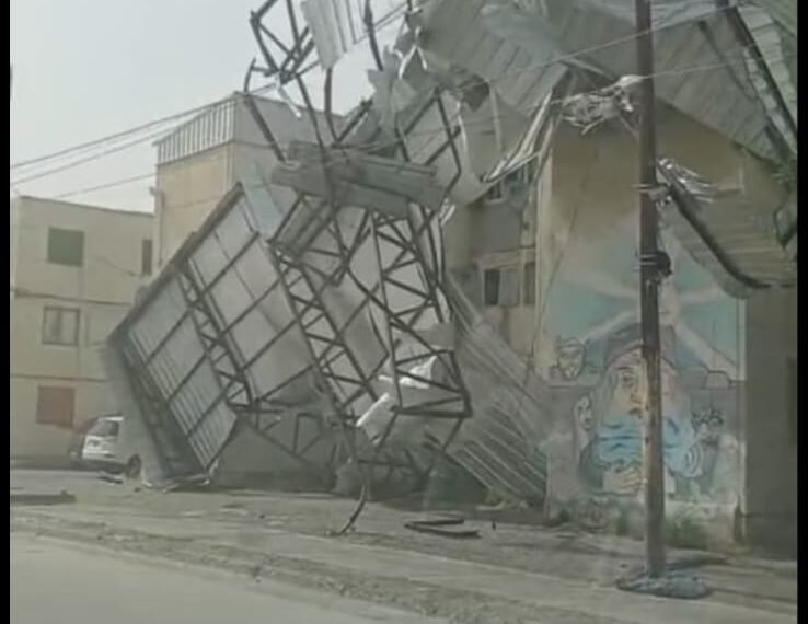 El viento arrancó el techo de un edificio de las 1008