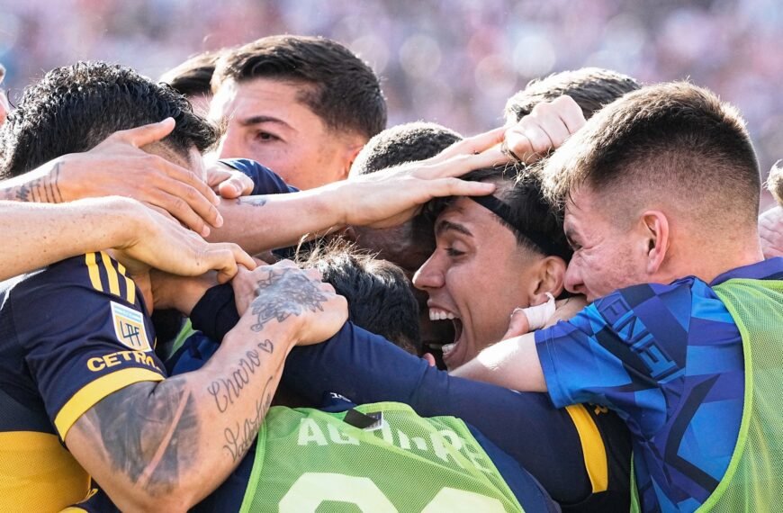 Boca venció a Estudiantes y llega al clásico como líder