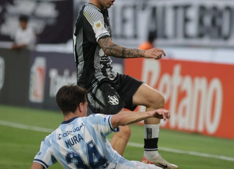 Racing desaprovechó la chance de acercarse a los primeros puestos
