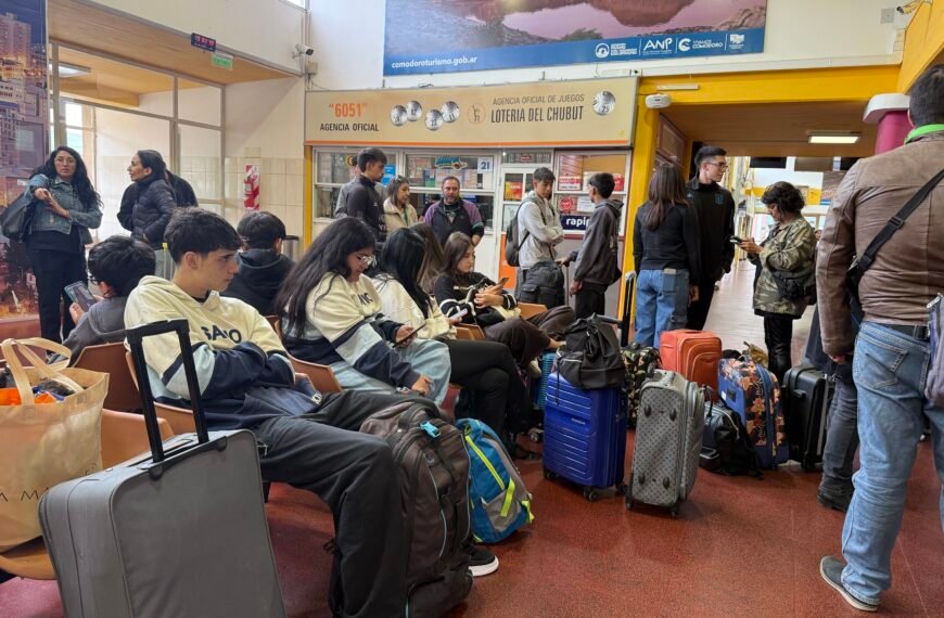 Viajaban a un encuentro de estudio pero JetSmart les canceló el vuelo