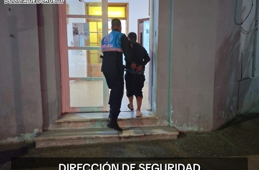 Arrojó una bicicleta desde un segundo piso y fue detenido cuando escapaba