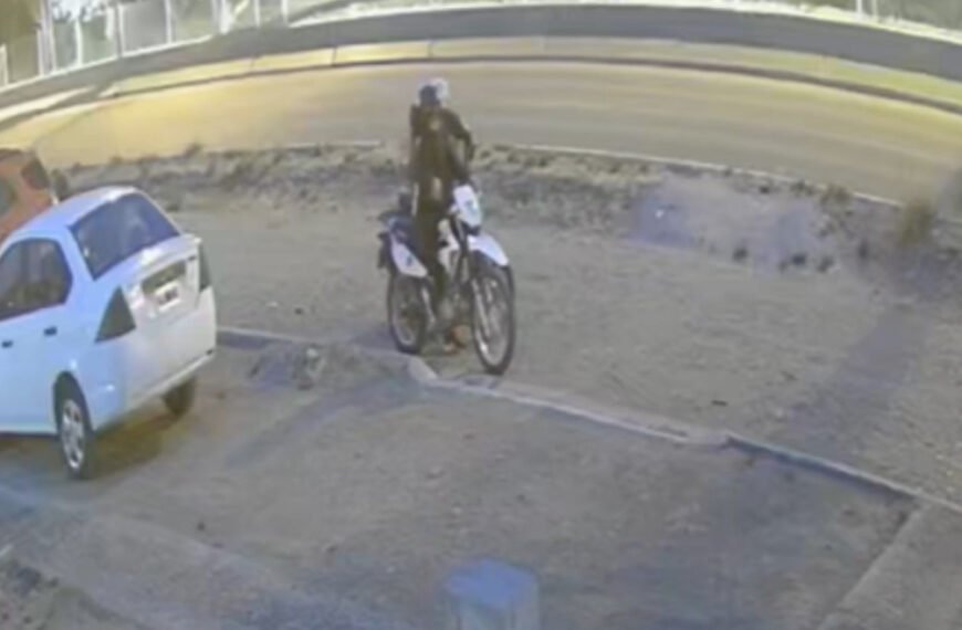 Robaron una moto de un patio y quedaron registrados en las cámaras