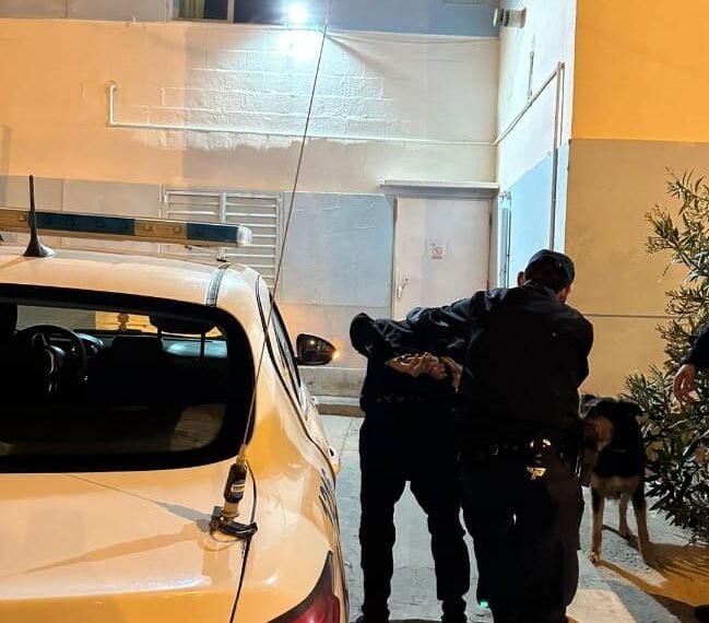Vio que se acercaba la policía y descartó una riñonera con un arma de fuego y municiones
