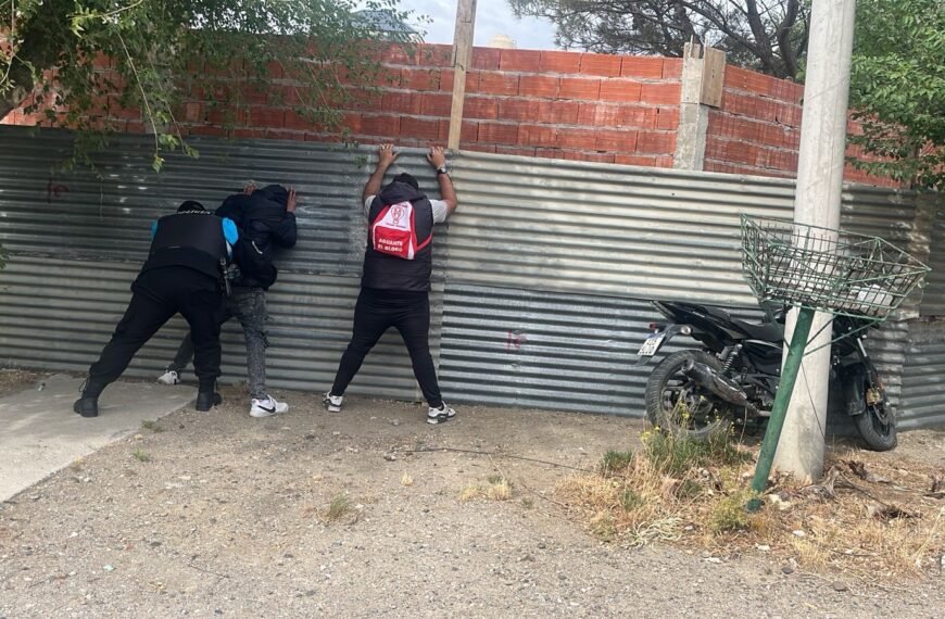 Intentaron robar una motocicleta y terminaron detenidos