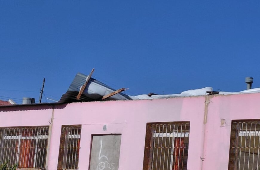 El viento dejó sin techo a la Escuela 7702