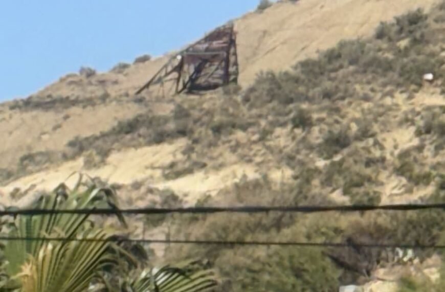 El viento derrumbó la histórica torre petrolera ubicada en el ingreso a barrio Laprida