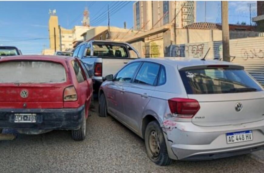 Chocó vehículos estacionados y escapó