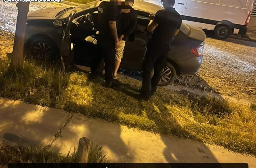 Lo sorprenden robando dentro de un vehículo