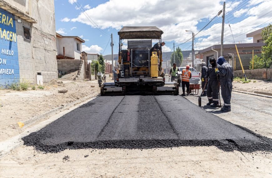 Avanza la pavimentación de calles en barrio San Cayetano