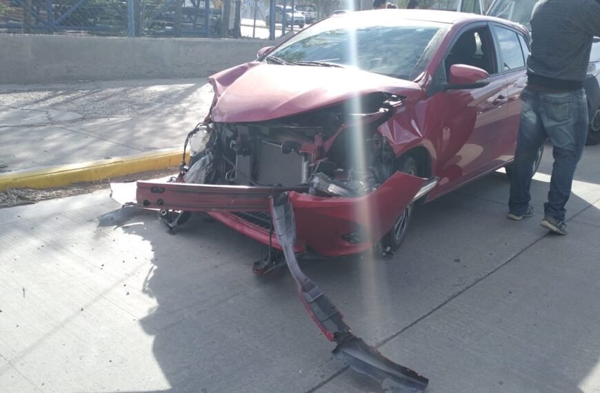 Una ambulancia en emergencia cruzó el semáforo en rojo y chocó a un vehículo