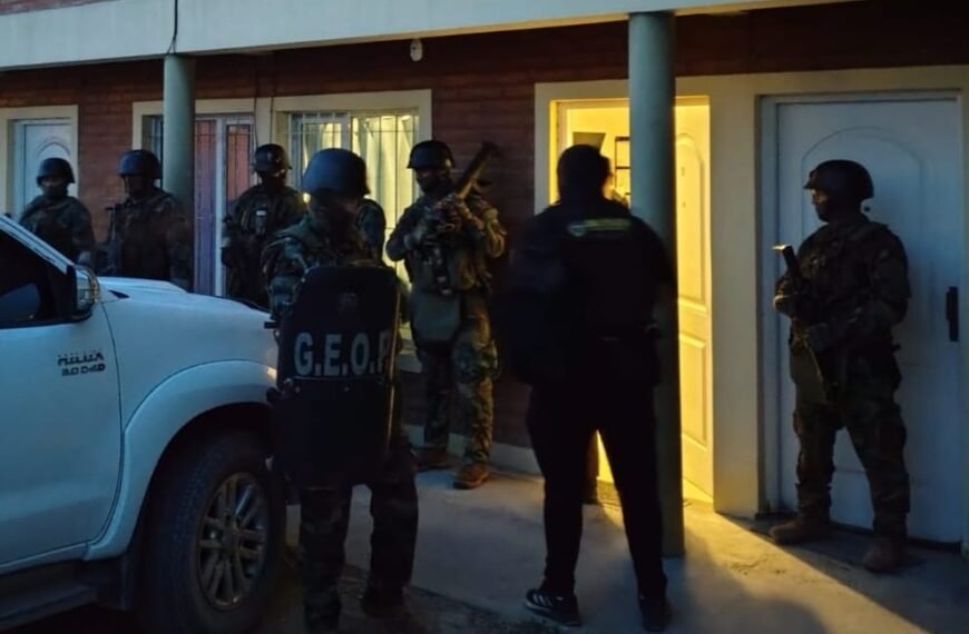 Desbaratan bandas narco, secuestraron drogas, armas y dinero en operativos simultáneos en Trelew y Puerto Madryn