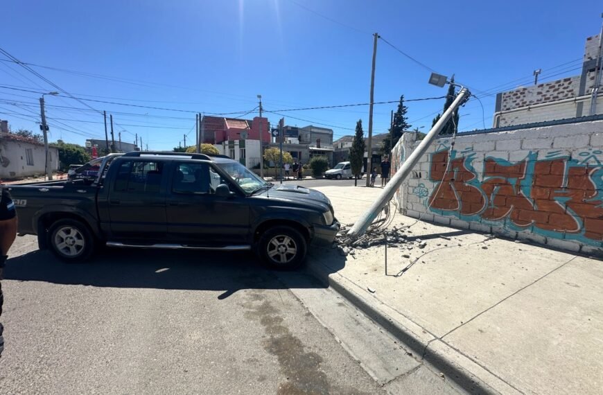 Lo chocaron y terminó derribando un poste