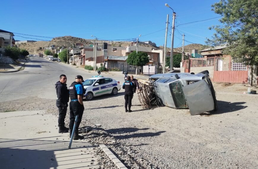 Vuelco sin lesionados en el barrio Abel Amaya