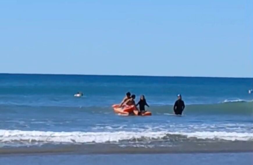 Rescatan a jóvenes en el mar: piden precaución por vientos intensos