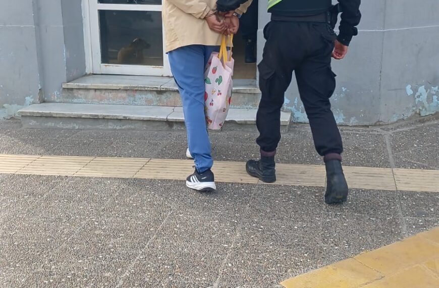 Detienen a un hombre que buscaba retirarse de un supermercado sin pagar la carne que llevaba