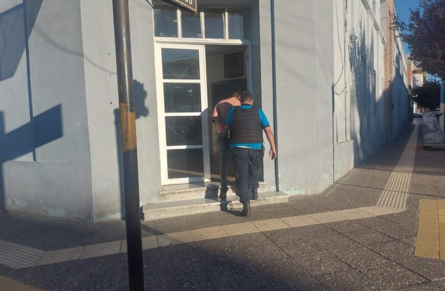 Salió del boliche y quiso pelear con la policía: Continúa el día tras las rejas